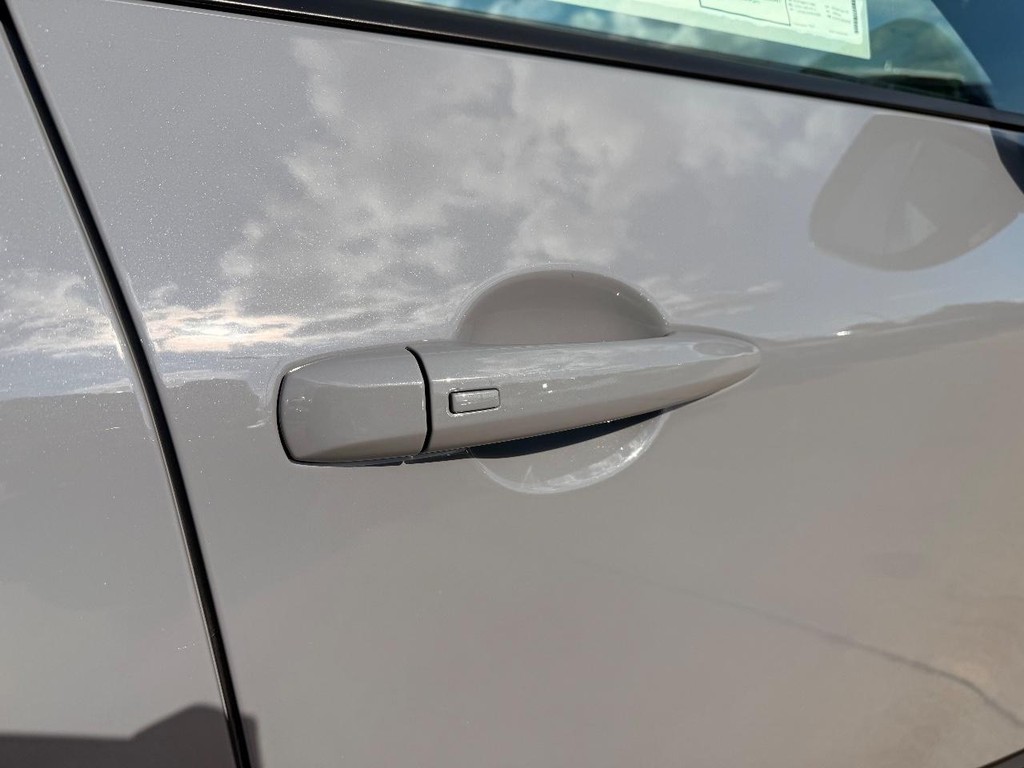 Nissan Rogue Vehicle Full-screen Gallery Image 19