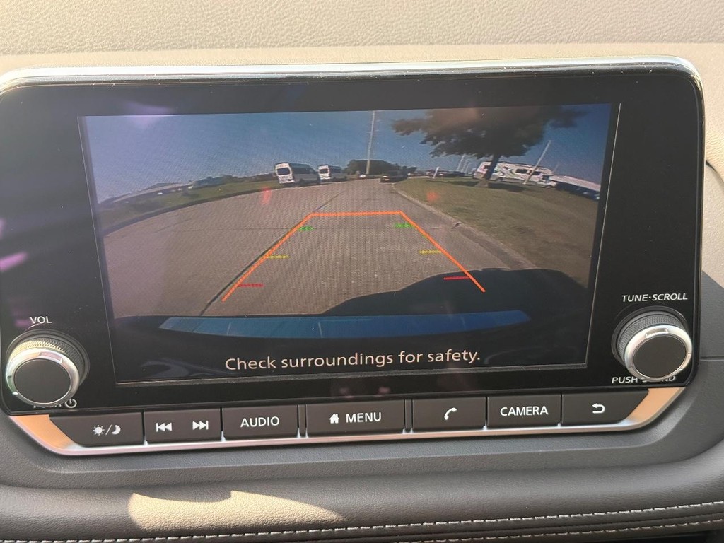 Nissan Rogue Vehicle Full-screen Gallery Image 02