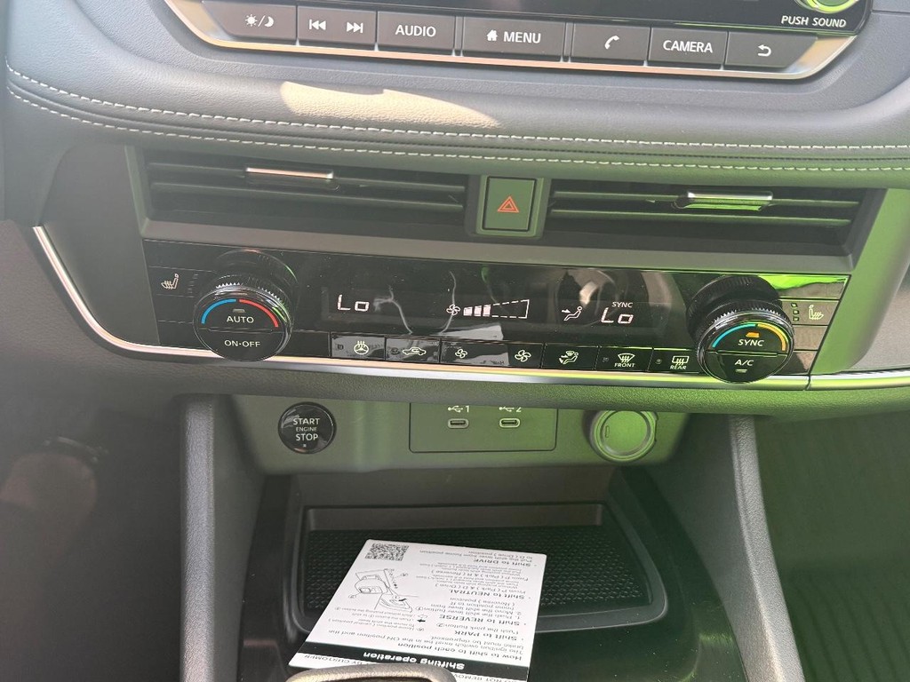 Nissan Rogue Vehicle Full-screen Gallery Image 04