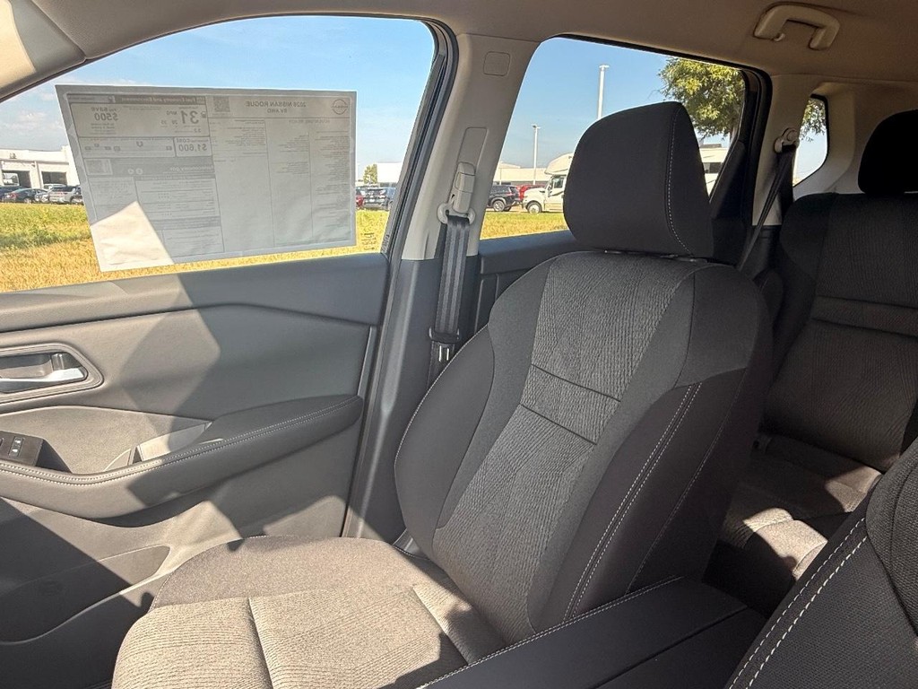 Nissan Rogue Vehicle Full-screen Gallery Image 06