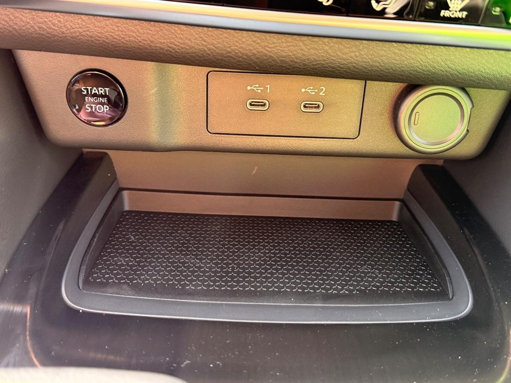 Nissan Rogue Vehicle Full-screen Gallery Image 07