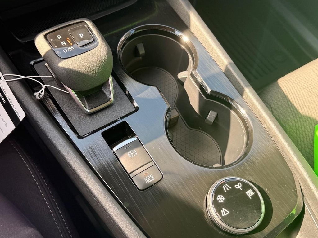 Nissan Rogue Vehicle Full-screen Gallery Image 08