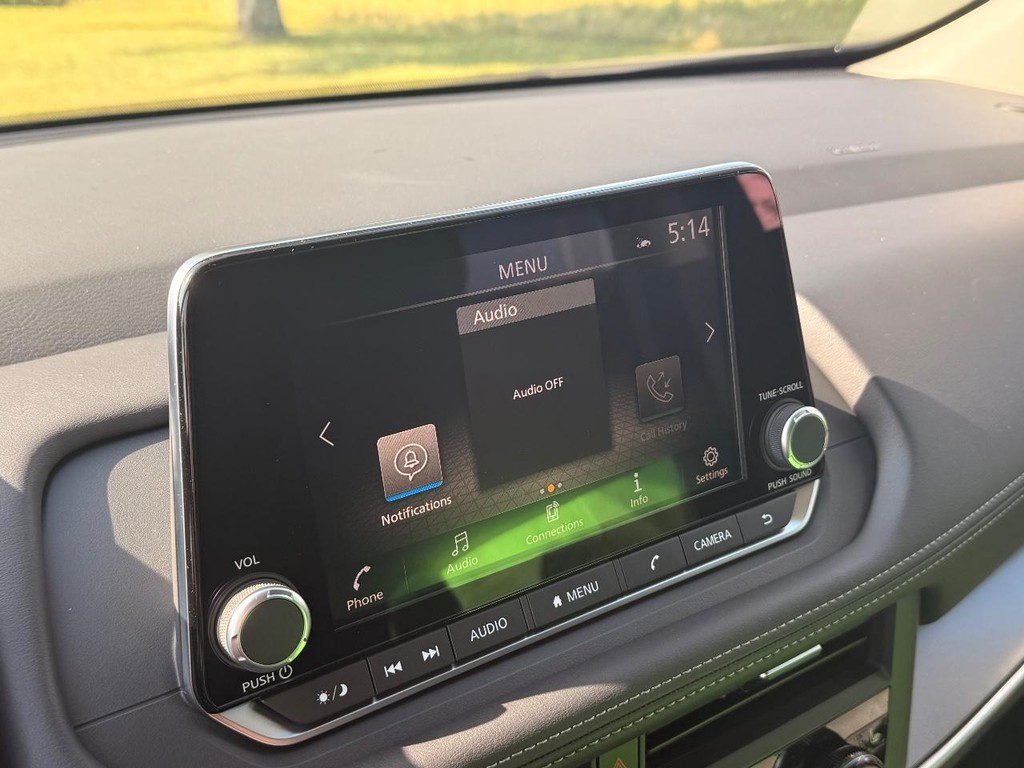 Nissan Rogue Vehicle Full-screen Gallery Image 09