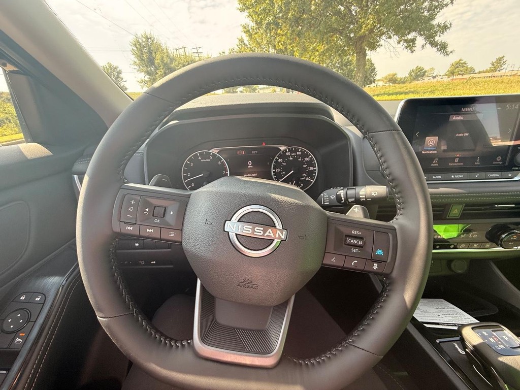 Nissan Rogue Vehicle Full-screen Gallery Image 11