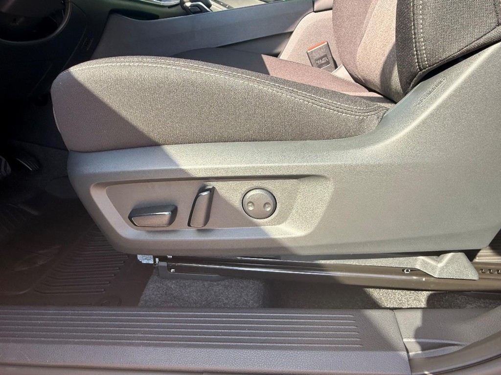 Nissan Rogue Vehicle Full-screen Gallery Image 12