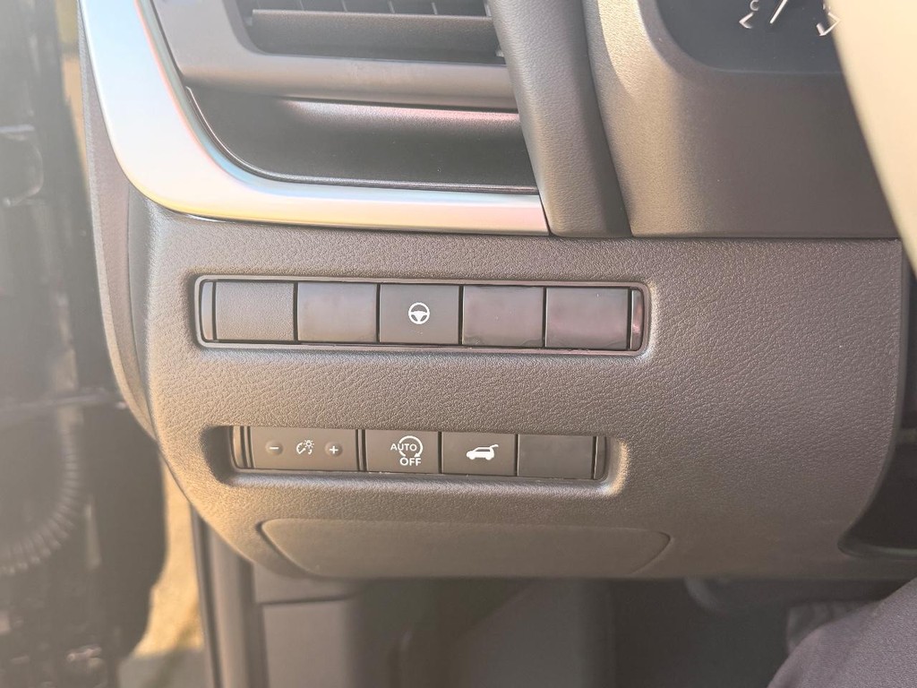 Nissan Rogue Vehicle Full-screen Gallery Image 13