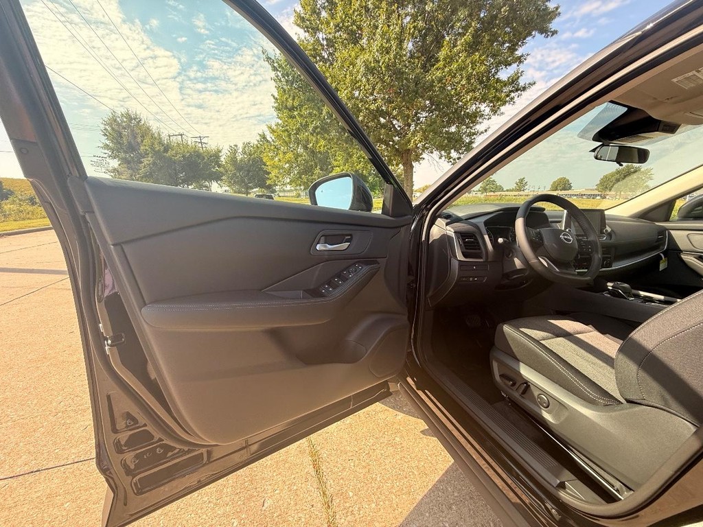 Nissan Rogue Vehicle Full-screen Gallery Image 14