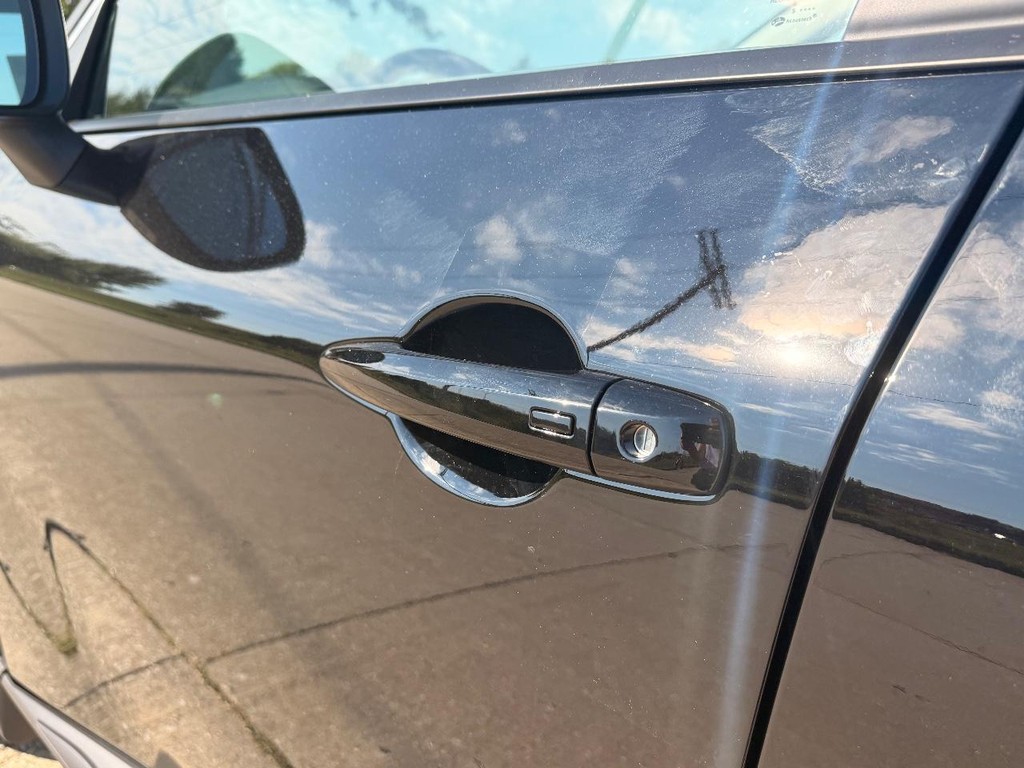 Nissan Rogue Vehicle Full-screen Gallery Image 15