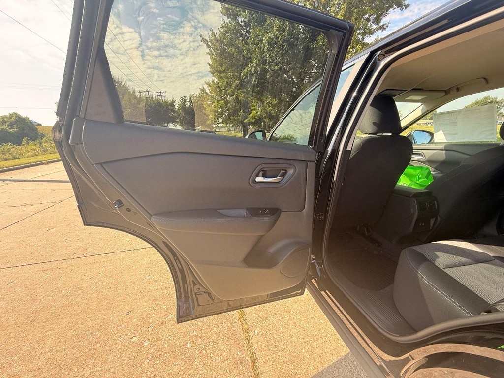 Nissan Rogue Vehicle Full-screen Gallery Image 16