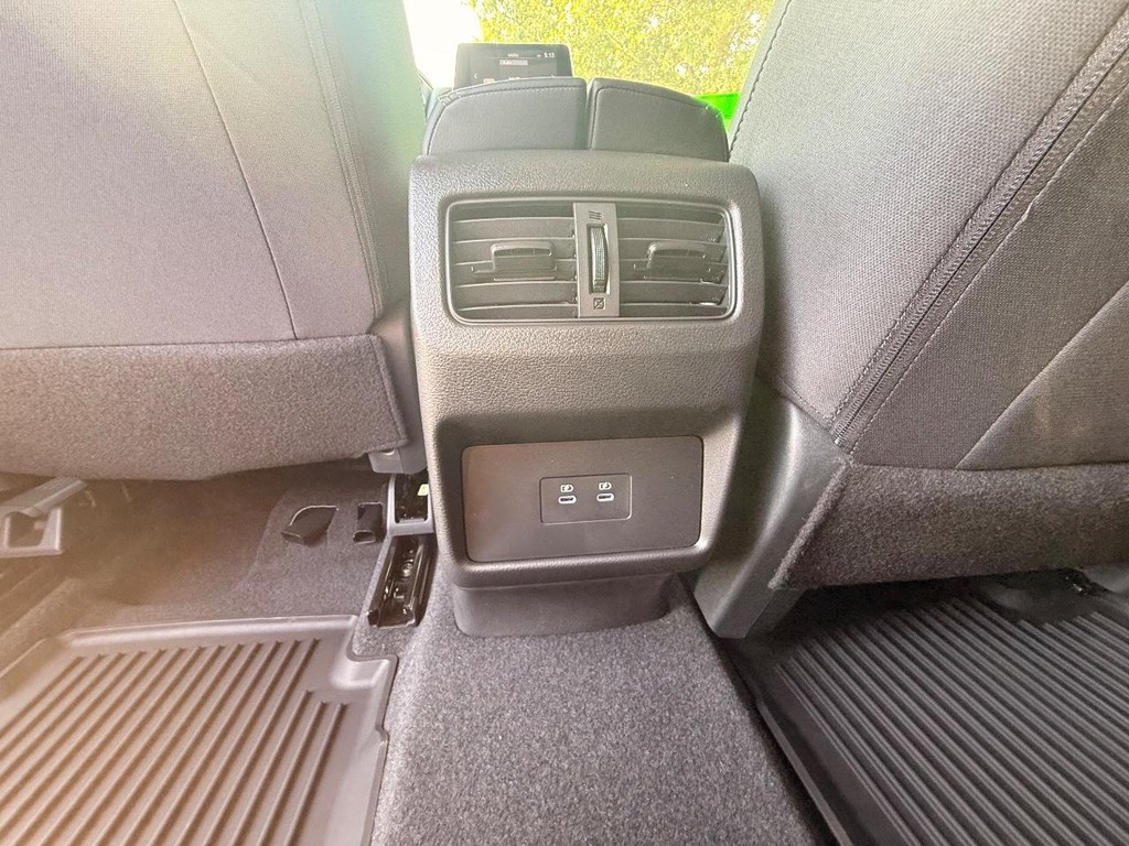 Nissan Rogue Vehicle Full-screen Gallery Image 17