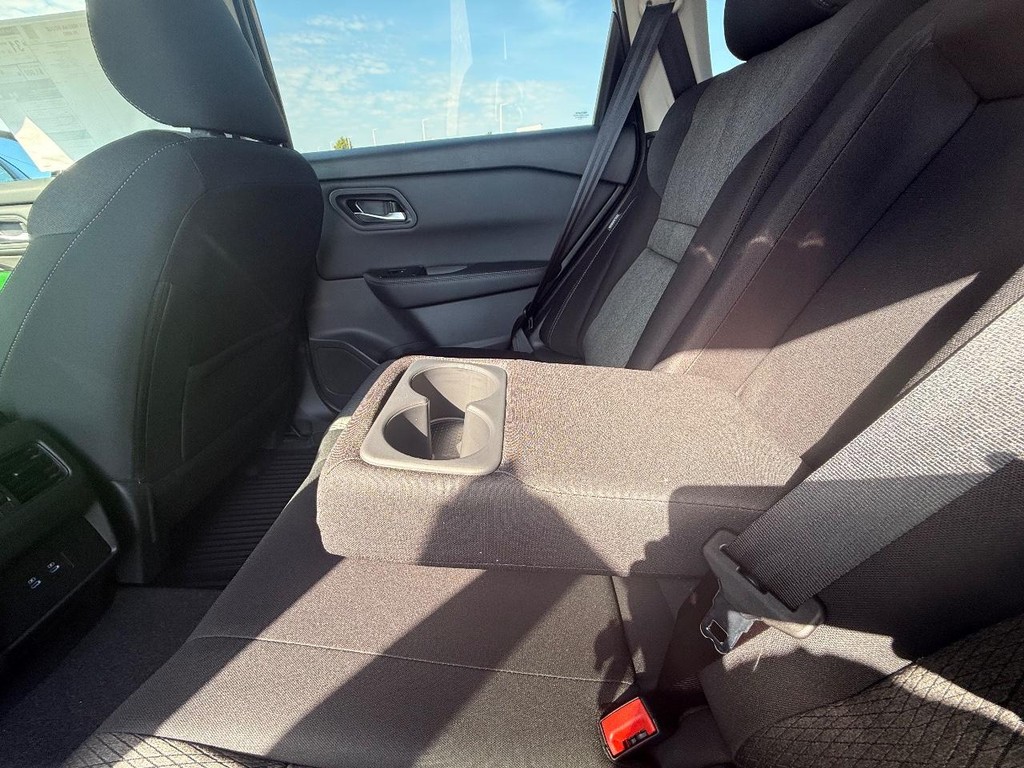 Nissan Rogue Vehicle Full-screen Gallery Image 18