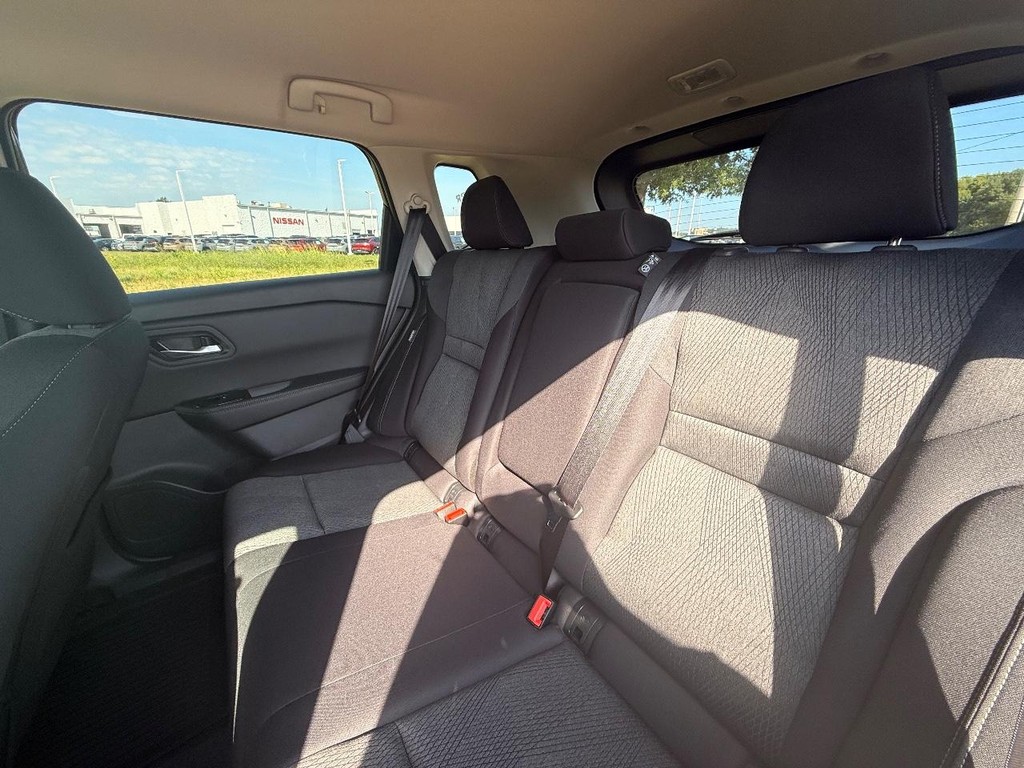 Nissan Rogue Vehicle Full-screen Gallery Image 19