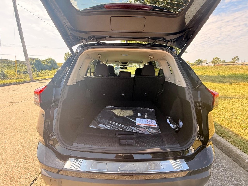 Nissan Rogue Vehicle Full-screen Gallery Image 21