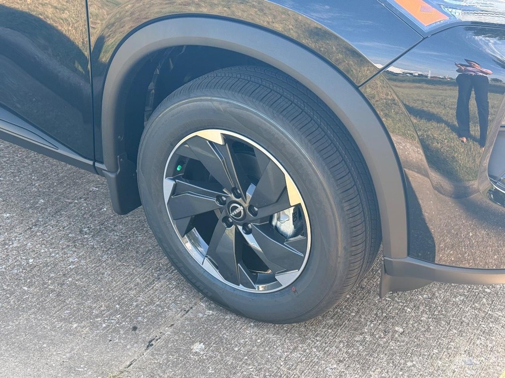 Nissan Rogue Vehicle Full-screen Gallery Image 25