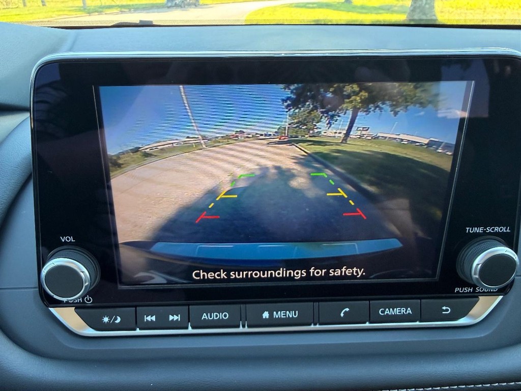 Nissan Rogue Vehicle Full-screen Gallery Image 02