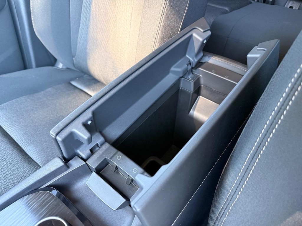 Nissan Rogue Vehicle Full-screen Gallery Image 03