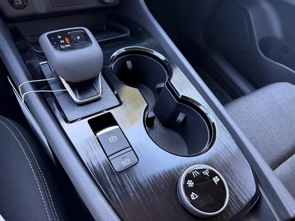 Nissan Rogue Vehicle Full-screen Gallery Image 04