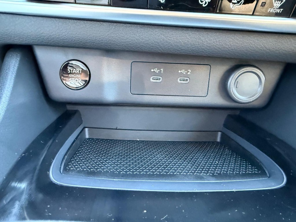 Nissan Rogue Vehicle Full-screen Gallery Image 05