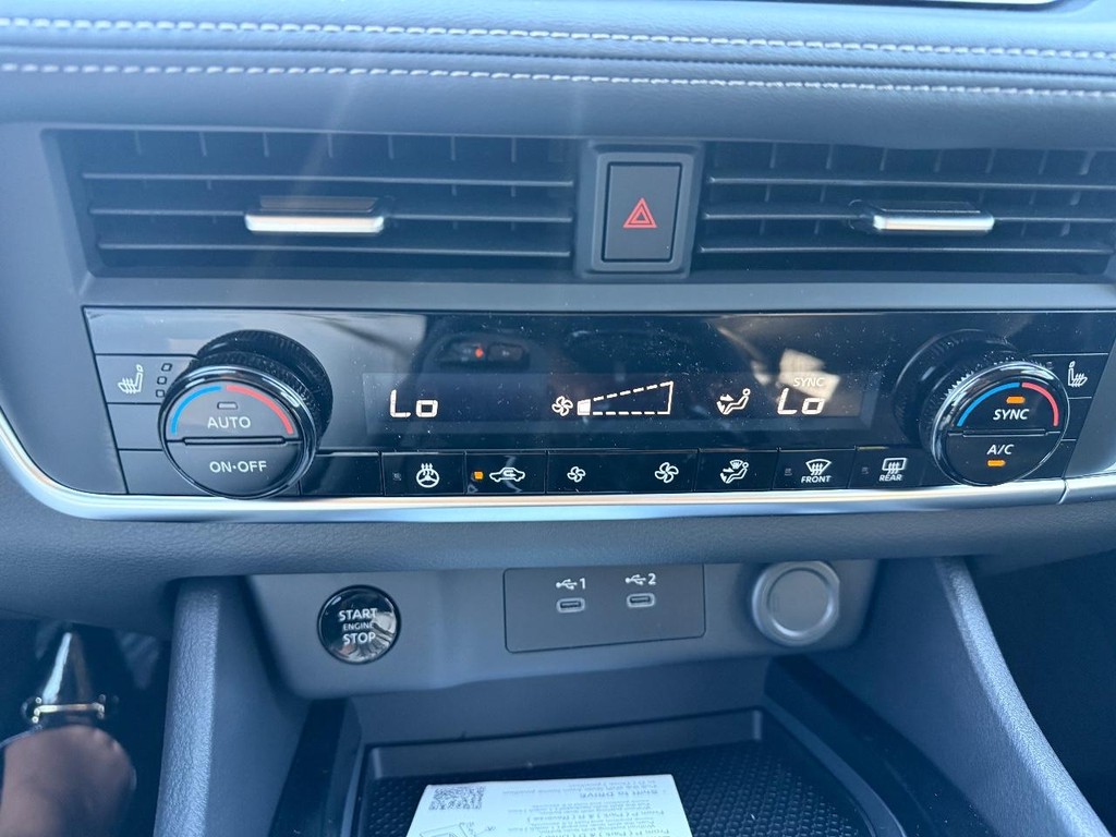 Nissan Rogue Vehicle Full-screen Gallery Image 06