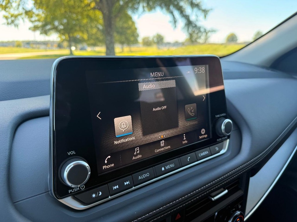 Nissan Rogue Vehicle Full-screen Gallery Image 07