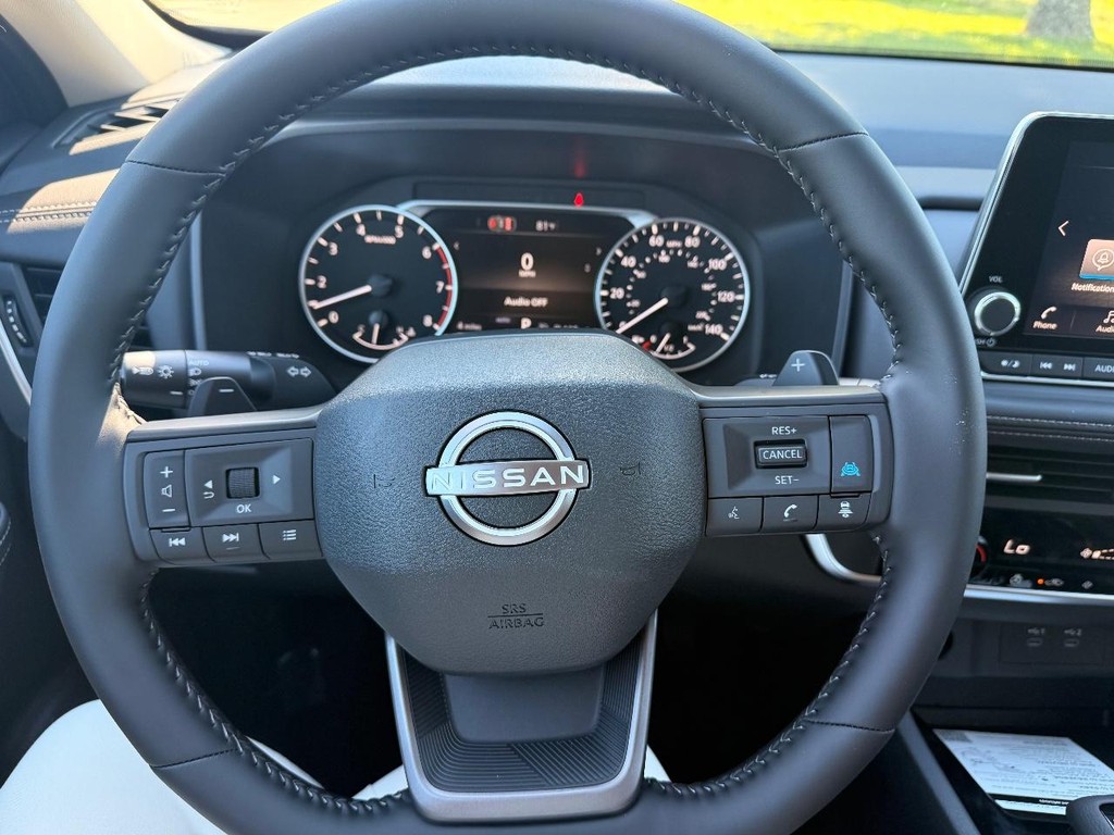 Nissan Rogue Vehicle Full-screen Gallery Image 09