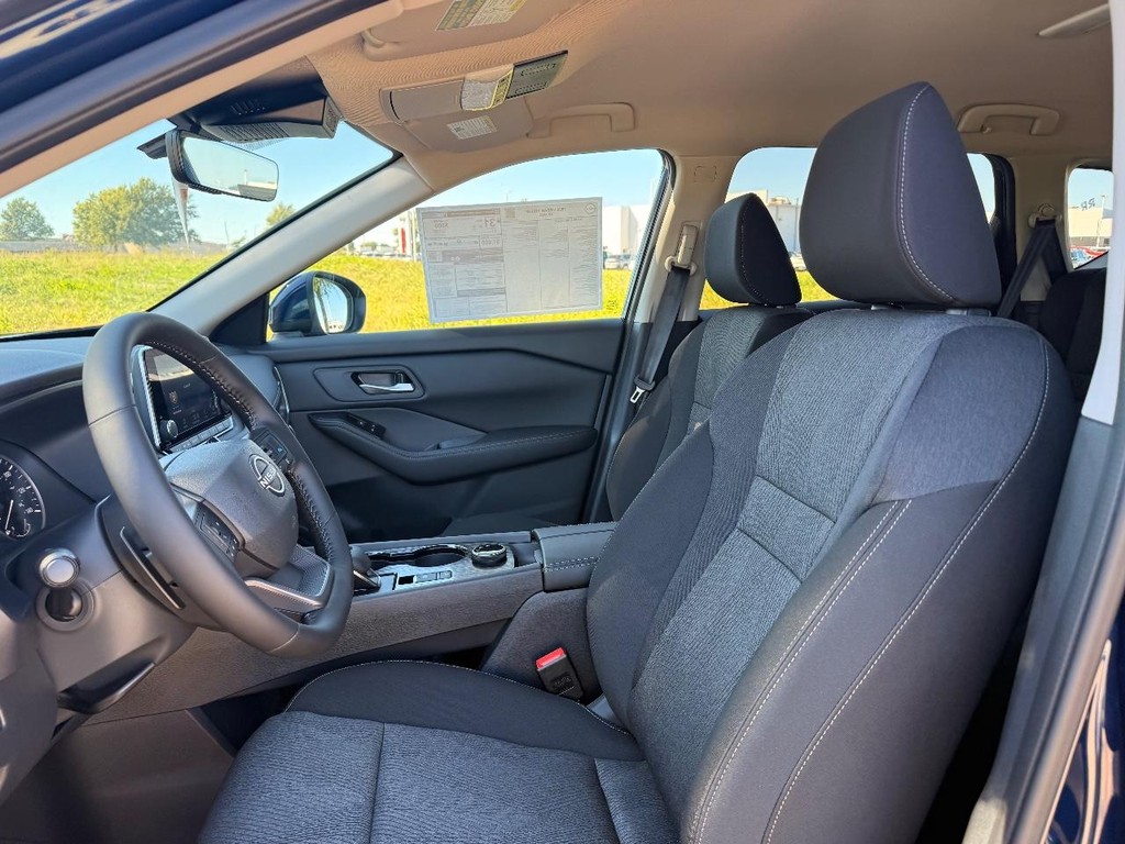 Nissan Rogue Vehicle Full-screen Gallery Image 11