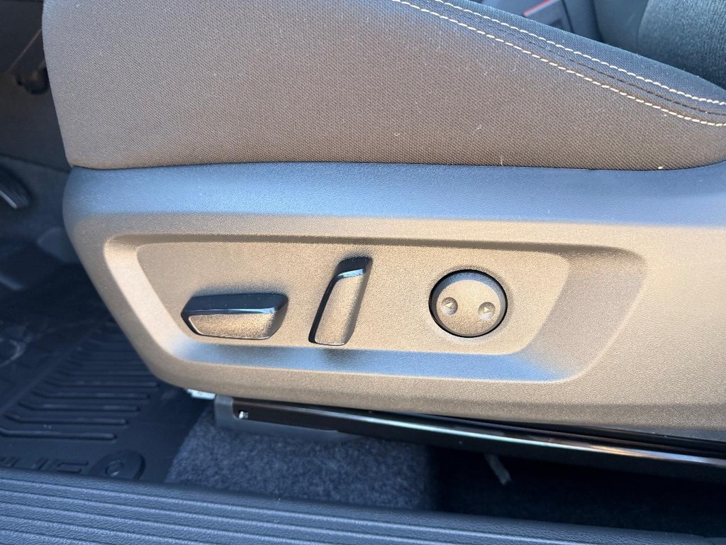 Nissan Rogue Vehicle Full-screen Gallery Image 12