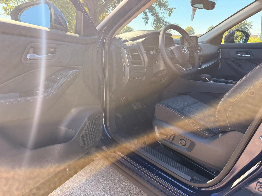 Nissan Rogue Vehicle Full-screen Gallery Image 13