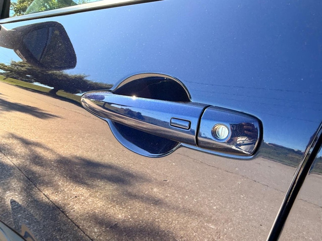 Nissan Rogue Vehicle Full-screen Gallery Image 14