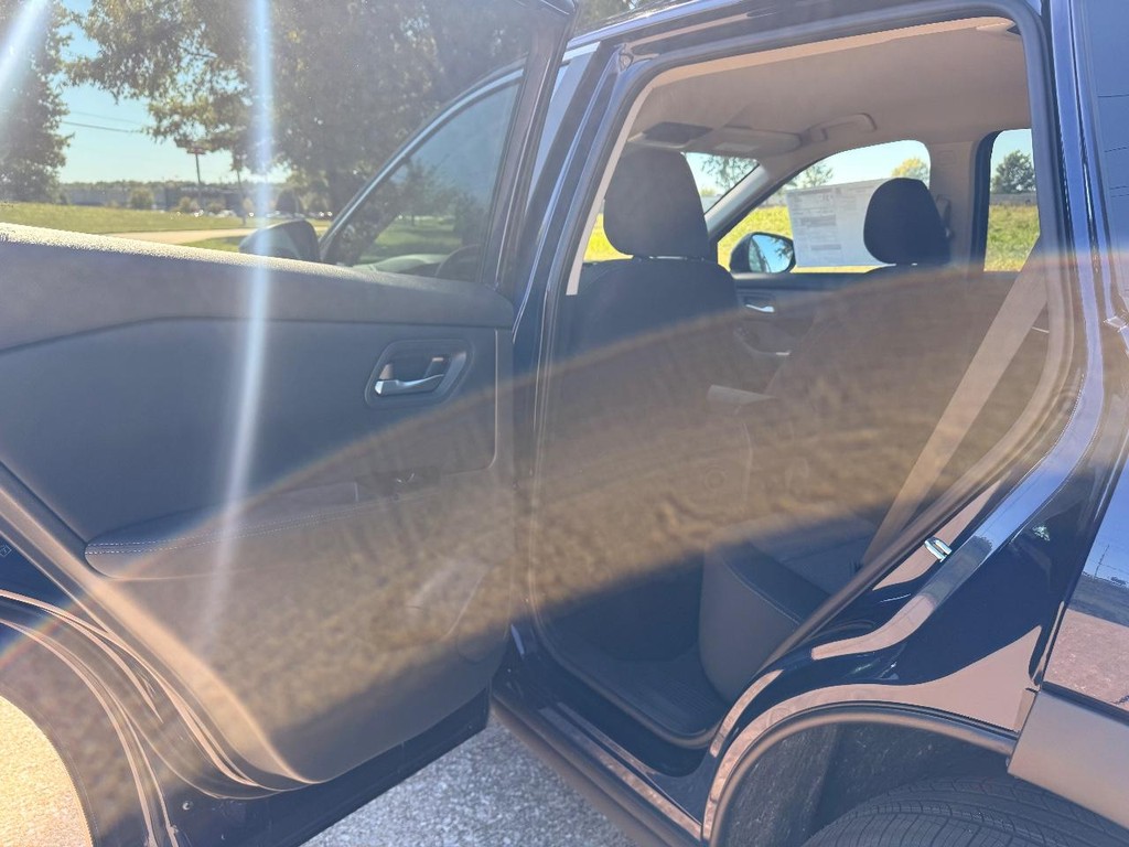 Nissan Rogue Vehicle Full-screen Gallery Image 15