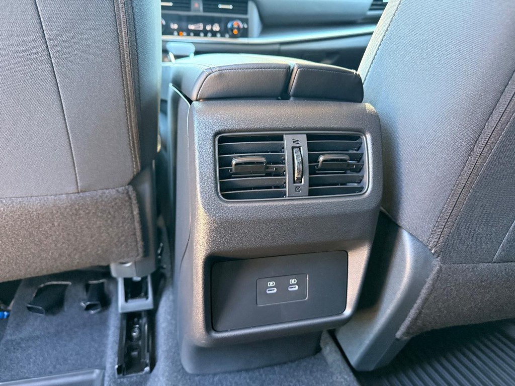 Nissan Rogue Vehicle Full-screen Gallery Image 17