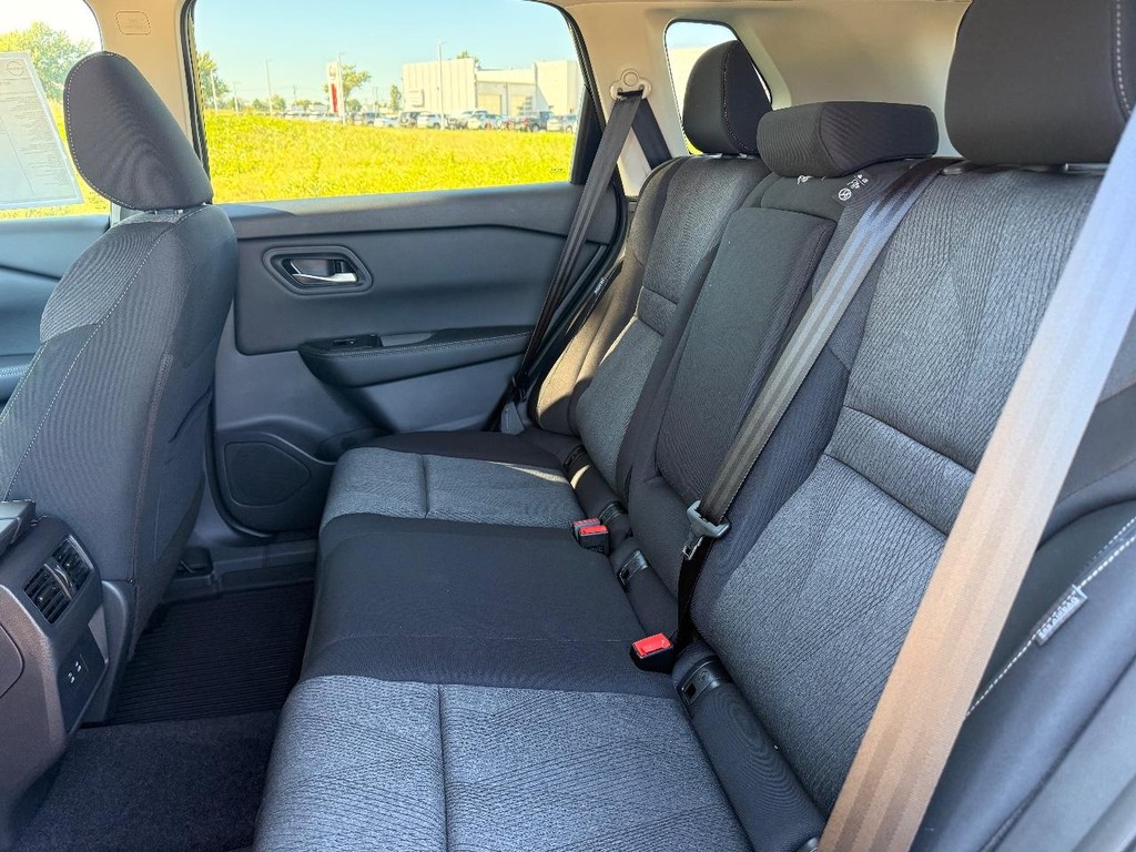 Nissan Rogue Vehicle Full-screen Gallery Image 18