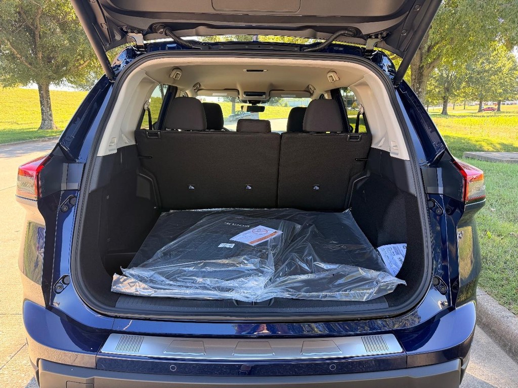 Nissan Rogue Vehicle Full-screen Gallery Image 20