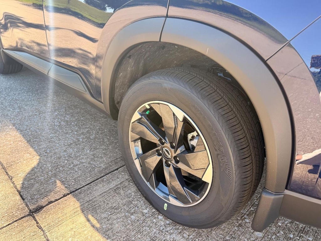 Nissan Rogue Vehicle Full-screen Gallery Image 22