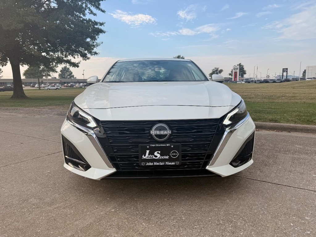 Nissan Altima Vehicle Full-screen Gallery Image 02