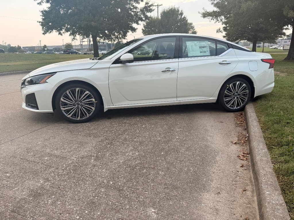 Nissan Altima Vehicle Full-screen Gallery Image 03