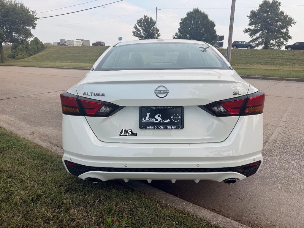 Nissan Altima Vehicle Full-screen Gallery Image 05