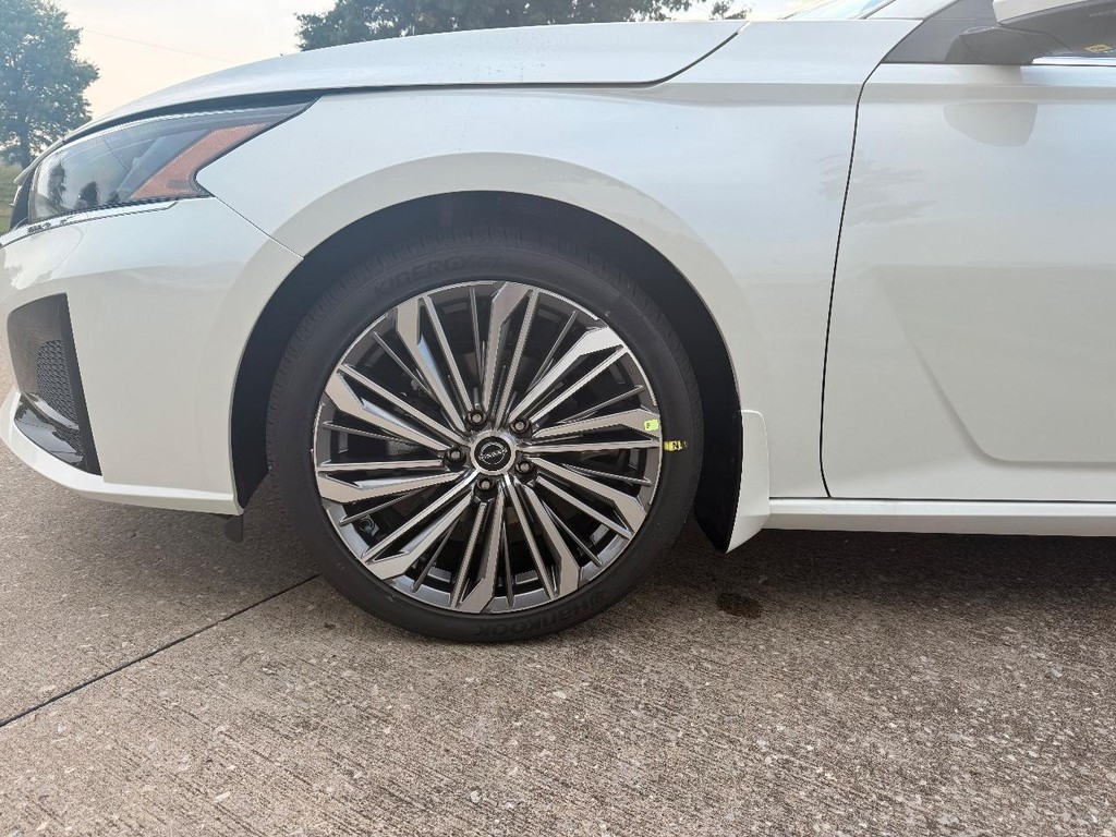 Nissan Altima Vehicle Full-screen Gallery Image 06