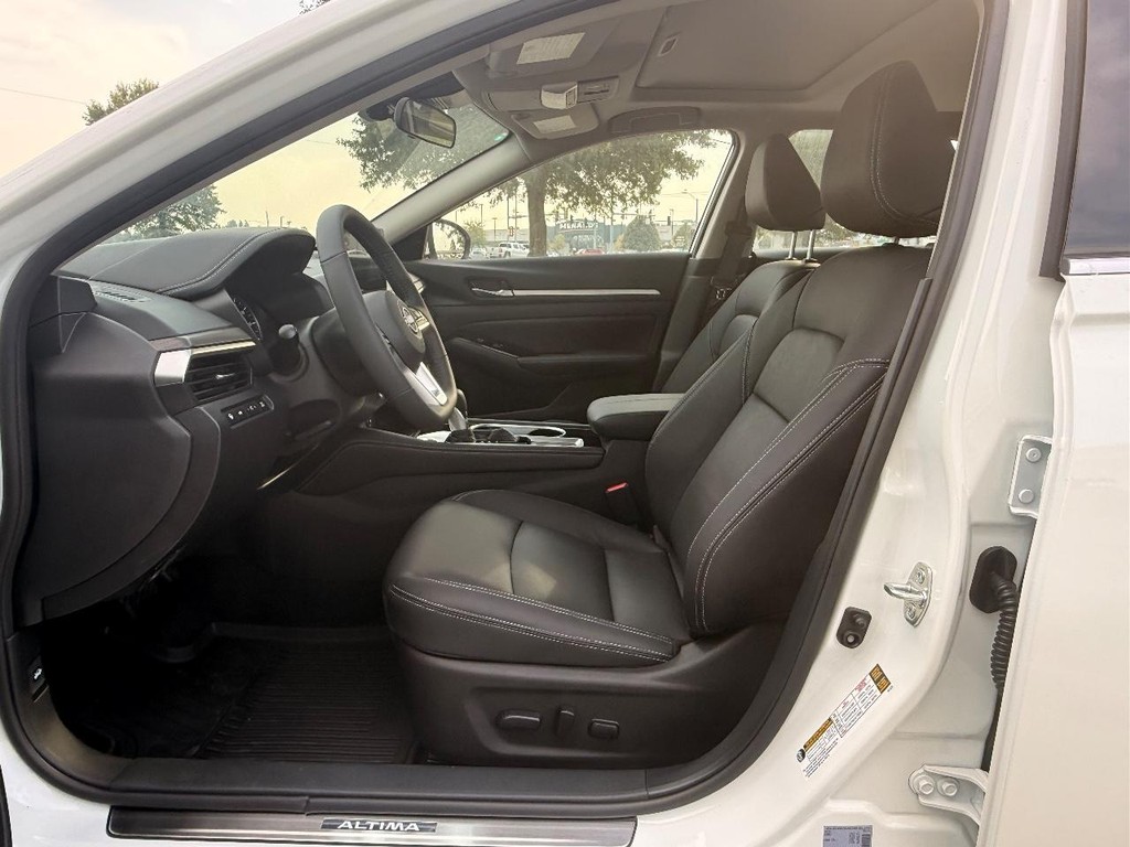 Nissan Altima Vehicle Full-screen Gallery Image 07