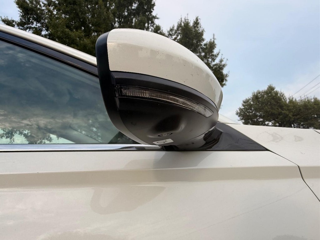 Nissan Altima Vehicle Full-screen Gallery Image 08