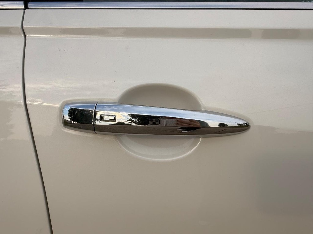 Nissan Altima Vehicle Full-screen Gallery Image 09