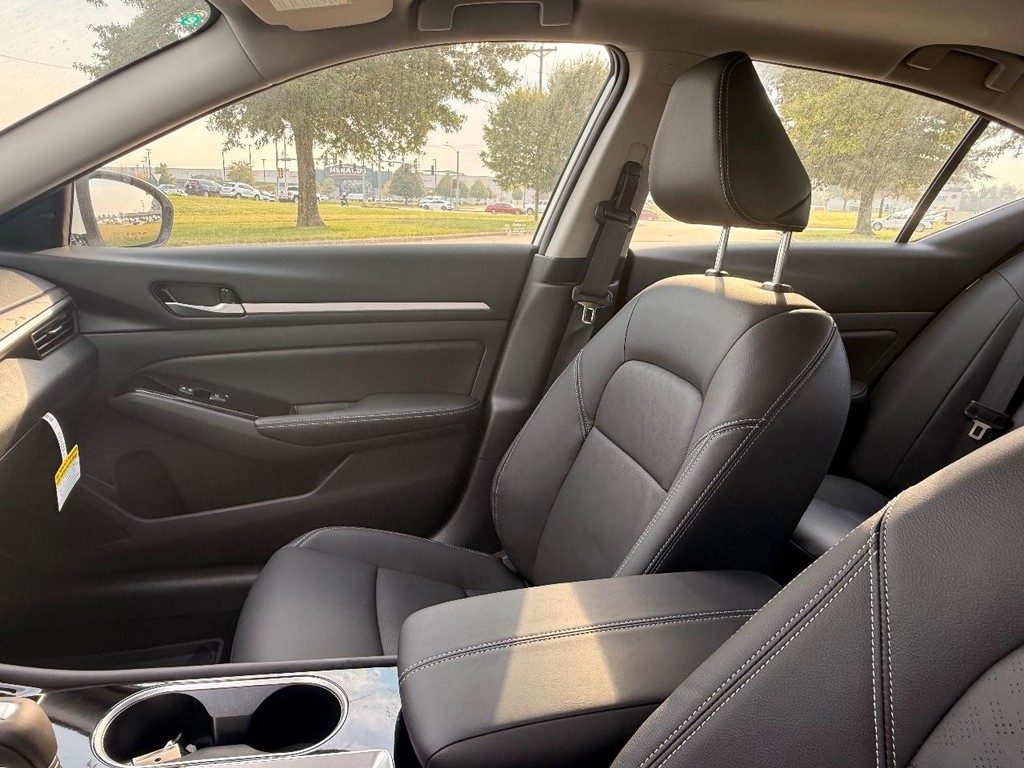 Nissan Altima Vehicle Full-screen Gallery Image 10