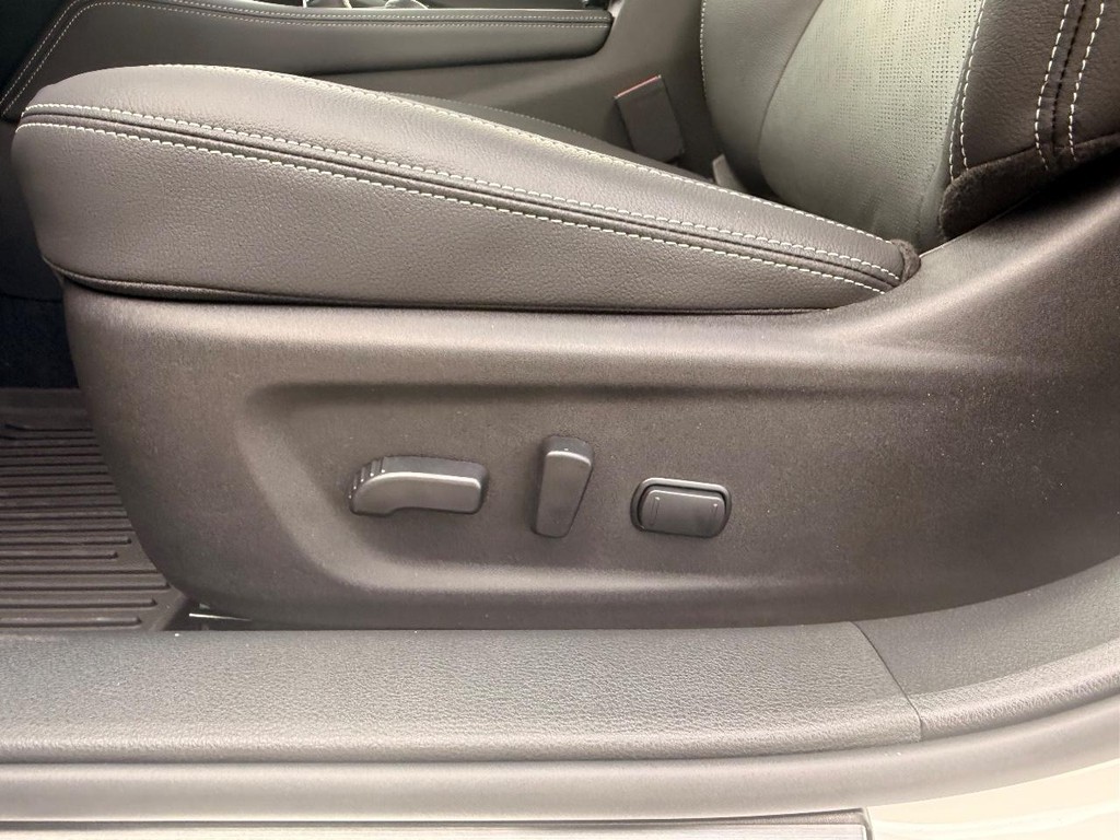 Nissan Altima Vehicle Full-screen Gallery Image 12