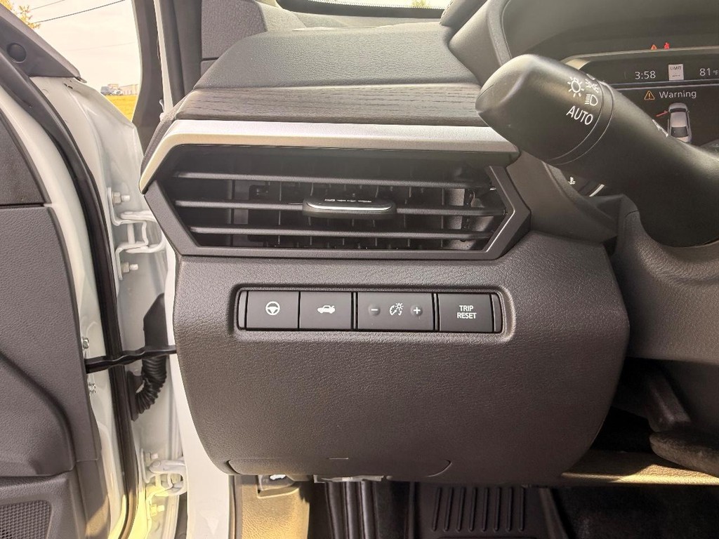 Nissan Altima Vehicle Full-screen Gallery Image 14