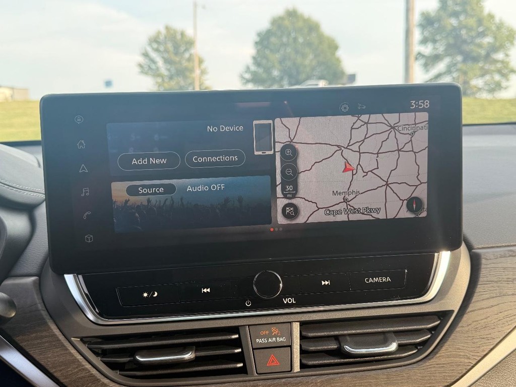 Nissan Altima Vehicle Full-screen Gallery Image 16