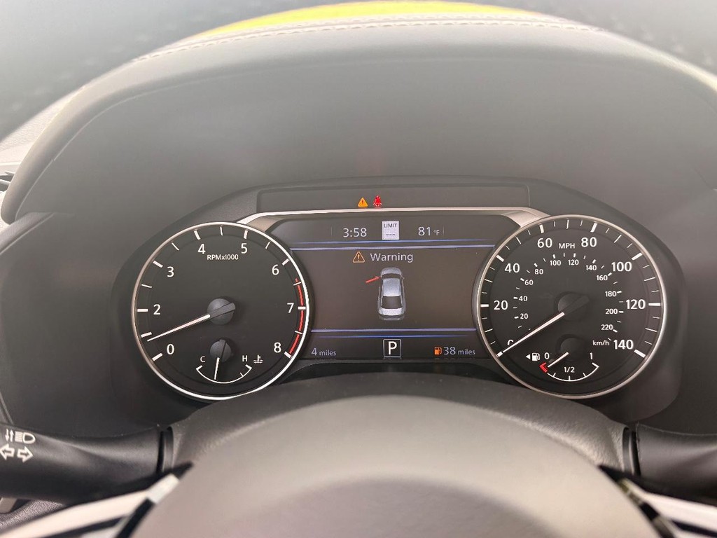 Nissan Altima Vehicle Full-screen Gallery Image 17