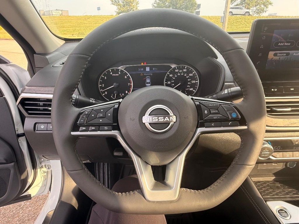 Nissan Altima Vehicle Full-screen Gallery Image 18