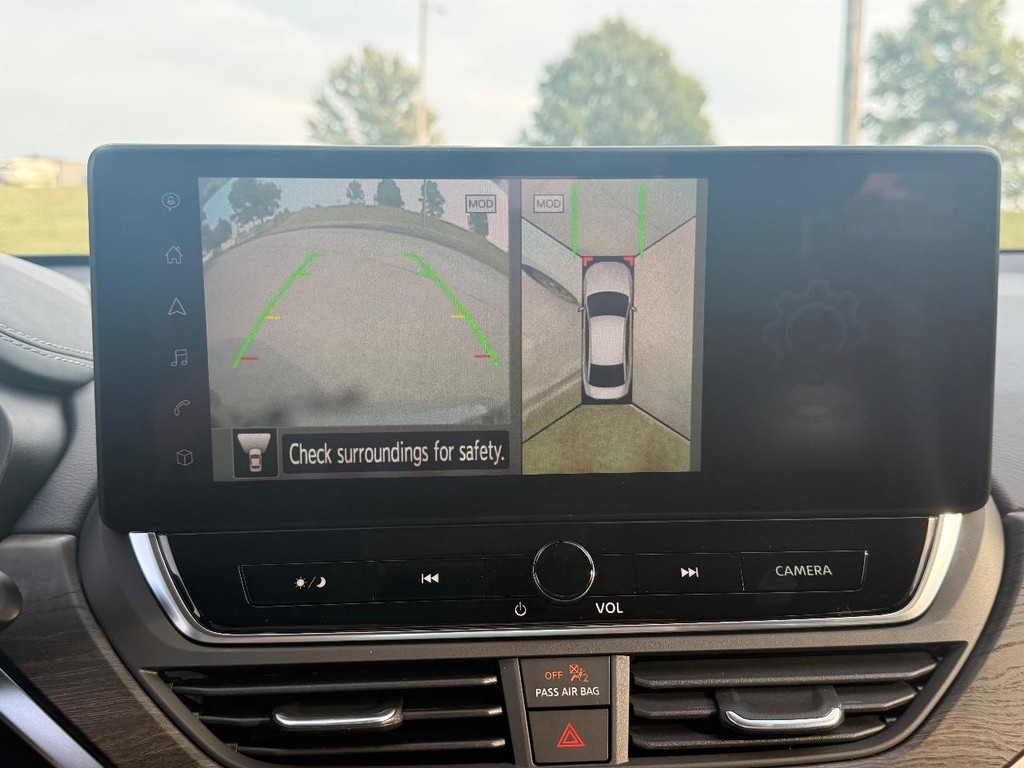 Nissan Altima Vehicle Full-screen Gallery Image 21