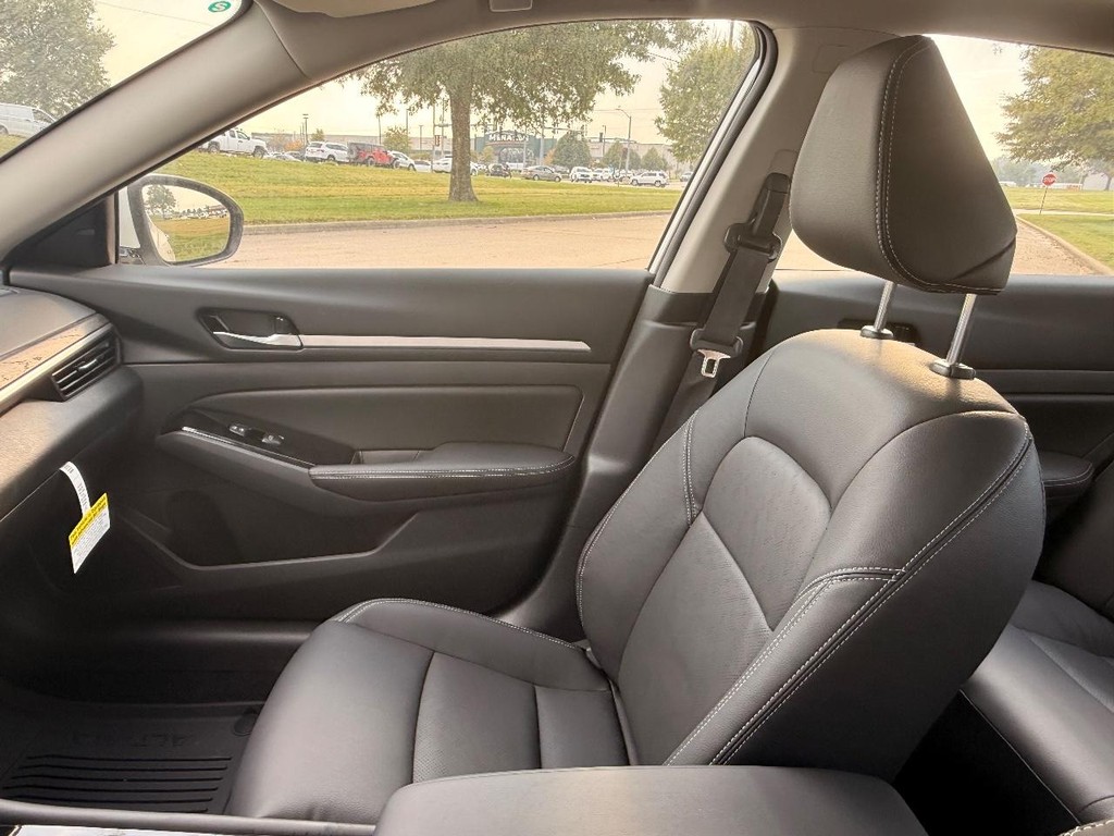 Nissan Altima Vehicle Full-screen Gallery Image 23