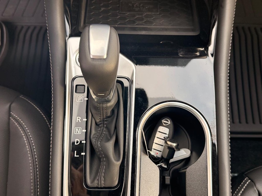 Nissan Altima Vehicle Full-screen Gallery Image 24